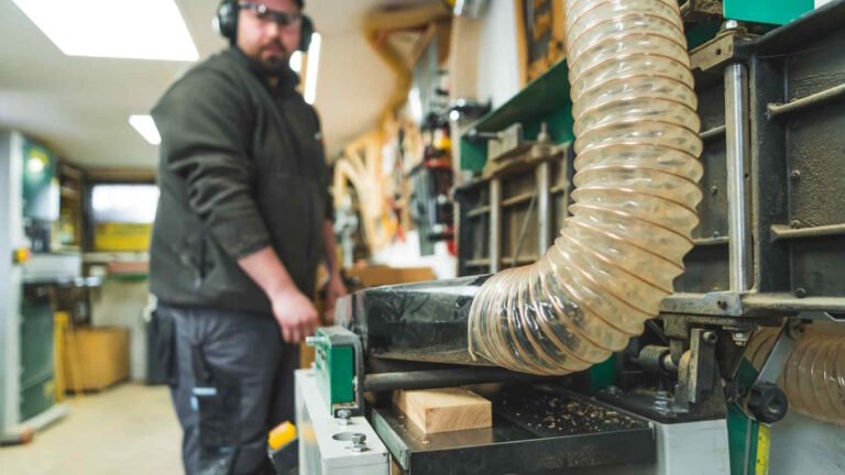 Dlaczego warto inwestować w instalacje odpylające w przemyśle?